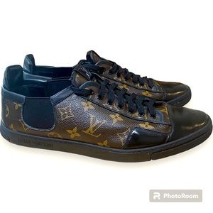 Louis Vuitton leather sneakers
Tag size: 9
Material: Leather monogram